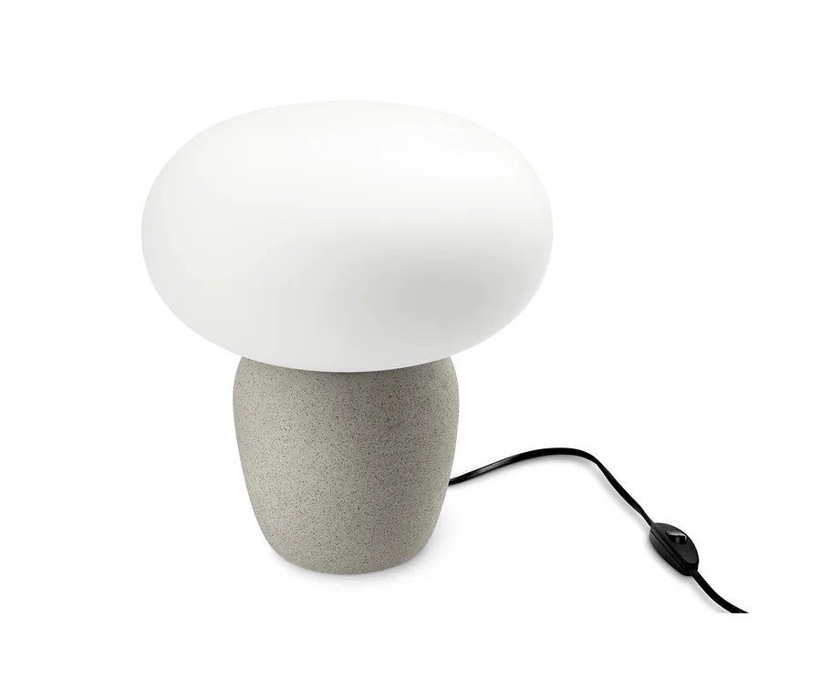 Stolová lampa so skleneným tienidlom na bielom pozadí.