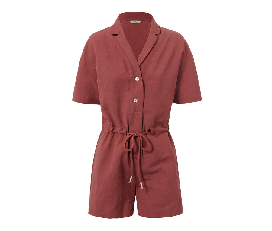 Detail krátkeho overalu z ľanovej zmesi.