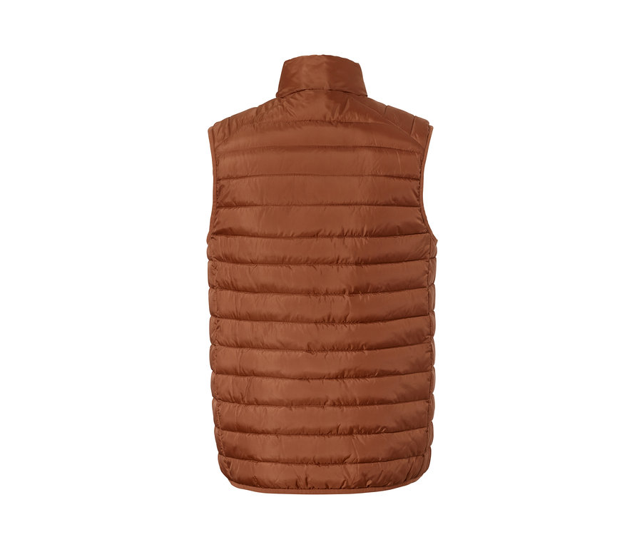 Detail zadnej strany prešívanej vesty koňakovej farby.