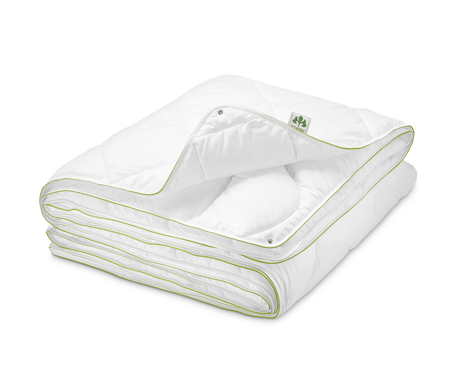 Zložená biela prešívaná prikrývka irisette® greenline s lemom.