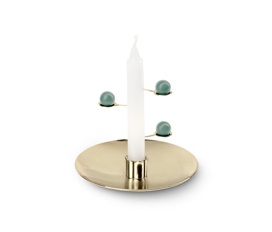 Biela meditačná sviečka v zlatom svietniku s tromi ozdobnými modrými guľôčkami.