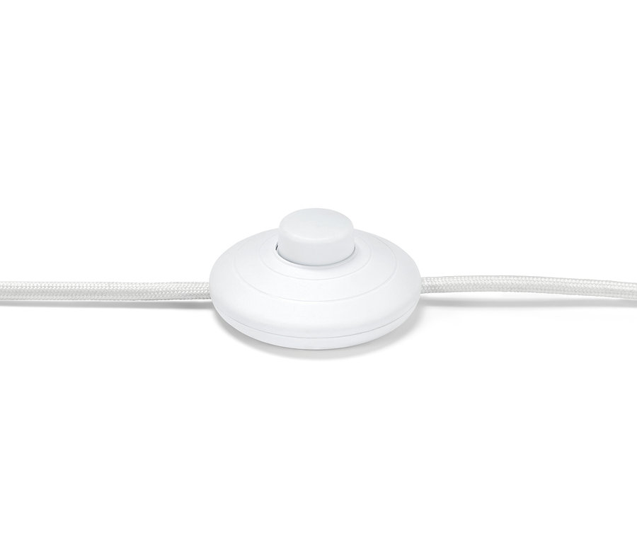 Detail bieleho vypínača trojnohé stojacej lampy.