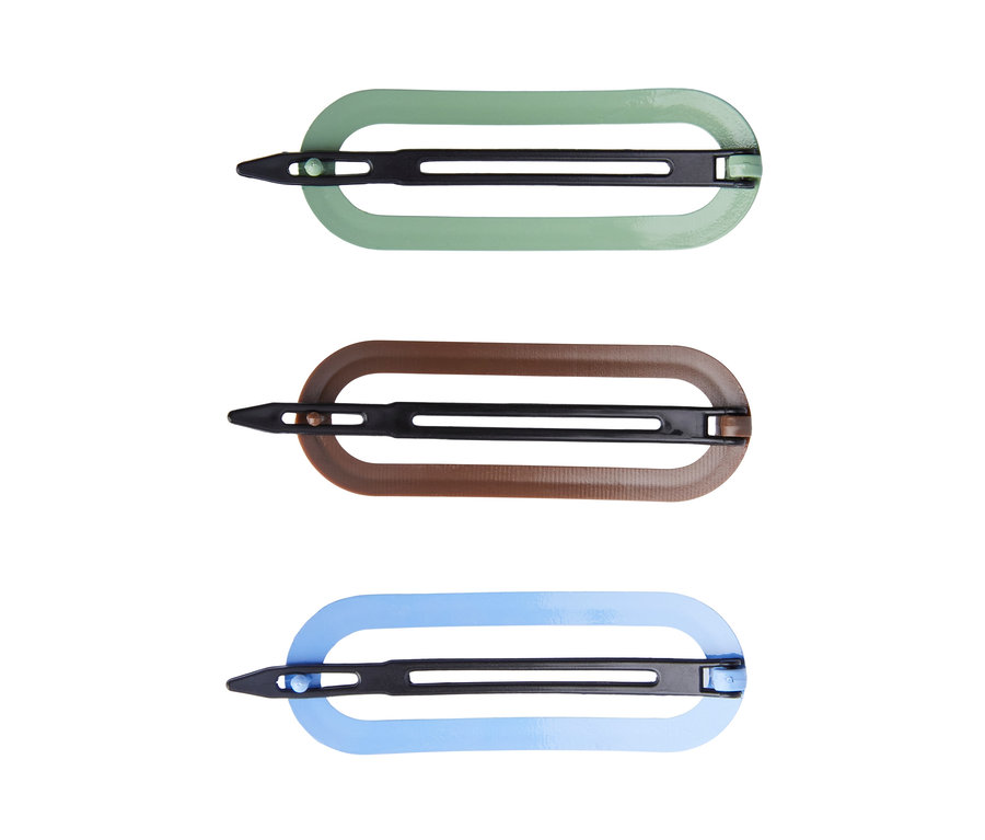 Tri sponky do vlasov: zelená, hnedá a modrá.