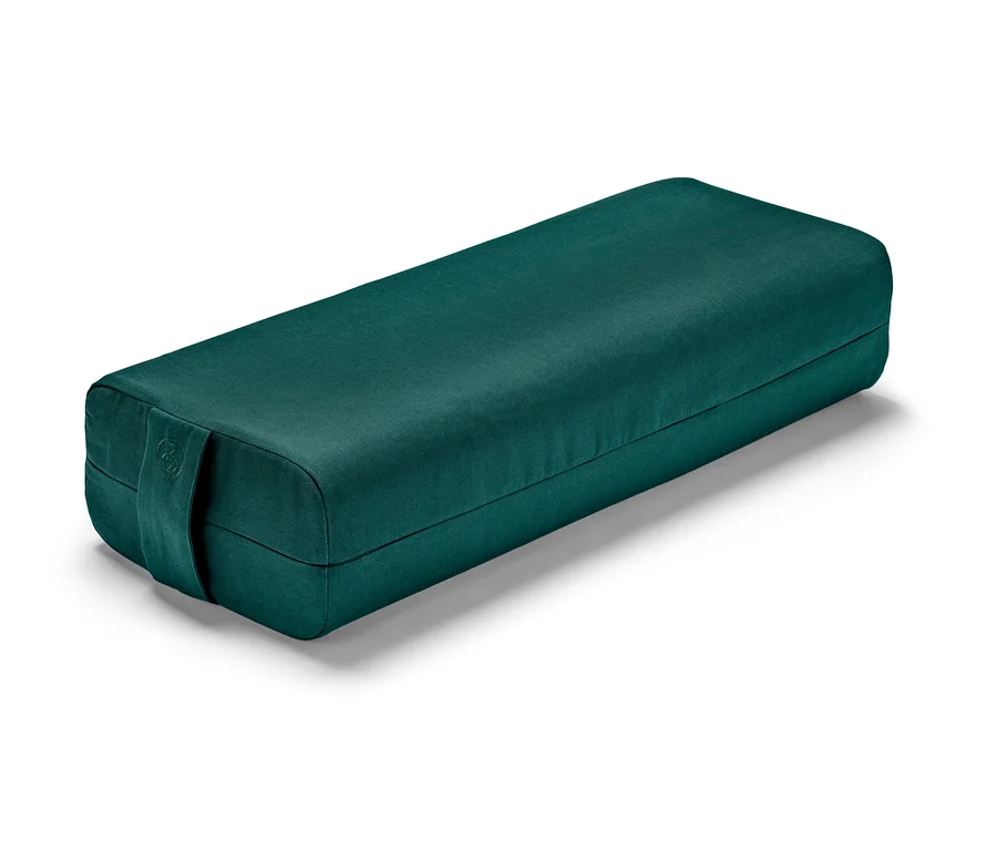 Obdĺžnikový bolster na jogu v tmavozelenej farbe.