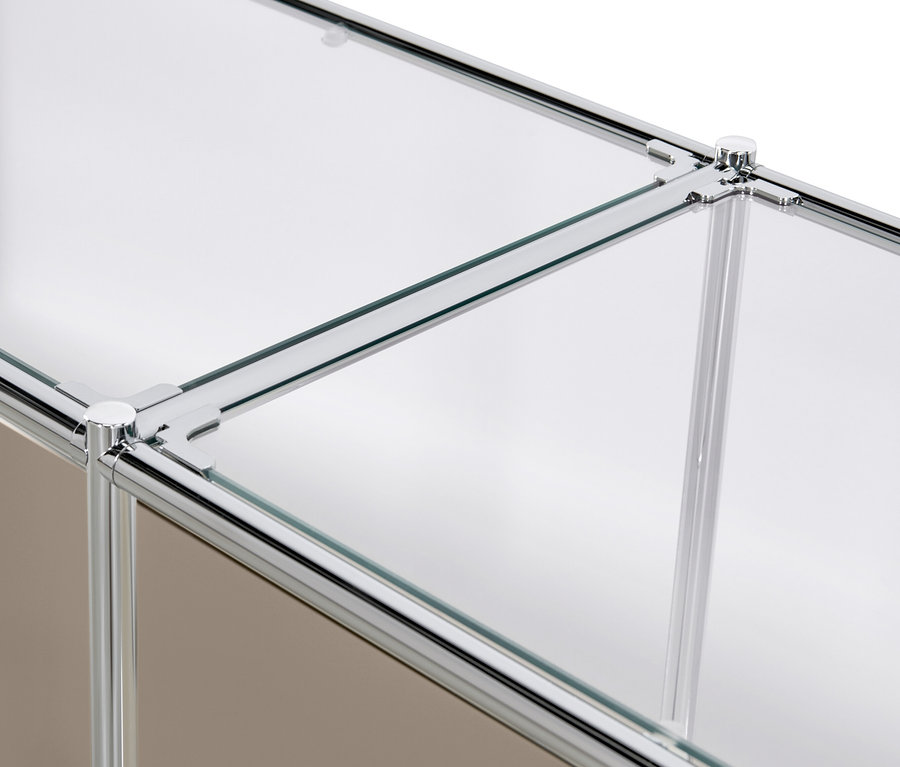 Detail kovovej odkladacej skrinky »CN3« s výklopnými dvierkami a sklenými poličkami, tmavošedá.