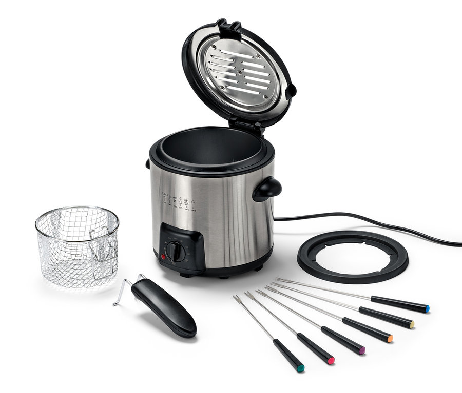 Otvorená mini fritéza a fondue sada so šiestimi vidličkami, košom a čiernym podstavcom.