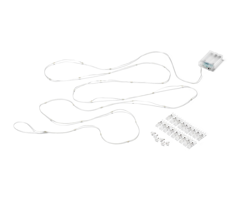 LED svetelná reťaz so svorkami na bielom pozadí.