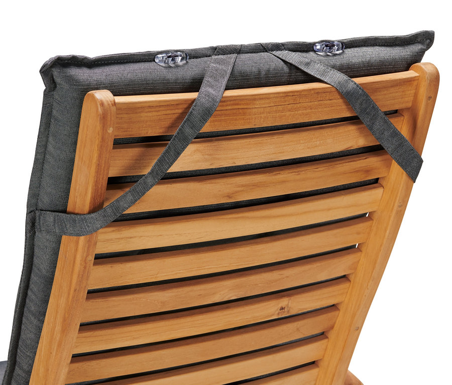 Detailný pohľad na antracitovú prémiovú podušku na stoličku s vysokým operadlom, pripevnenú k drevenému rámu stoličky pomocou sivých popruhov.