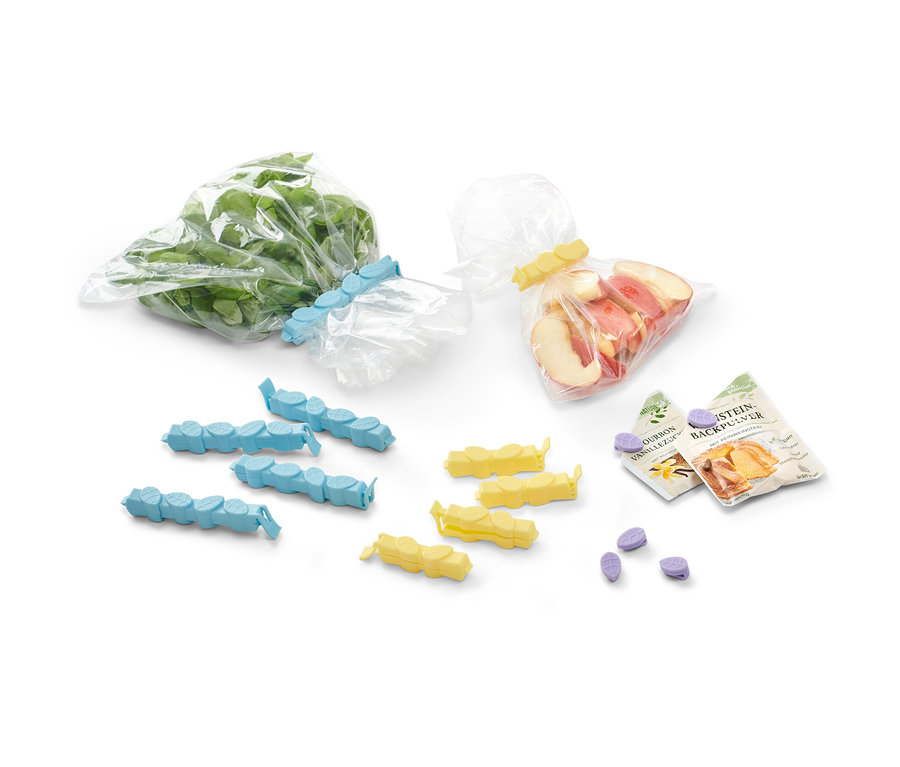 Uzavreté vrecká s bylinkami a broskyňami. V popredí modré a žlté Zapínacie spony, 15
bs.