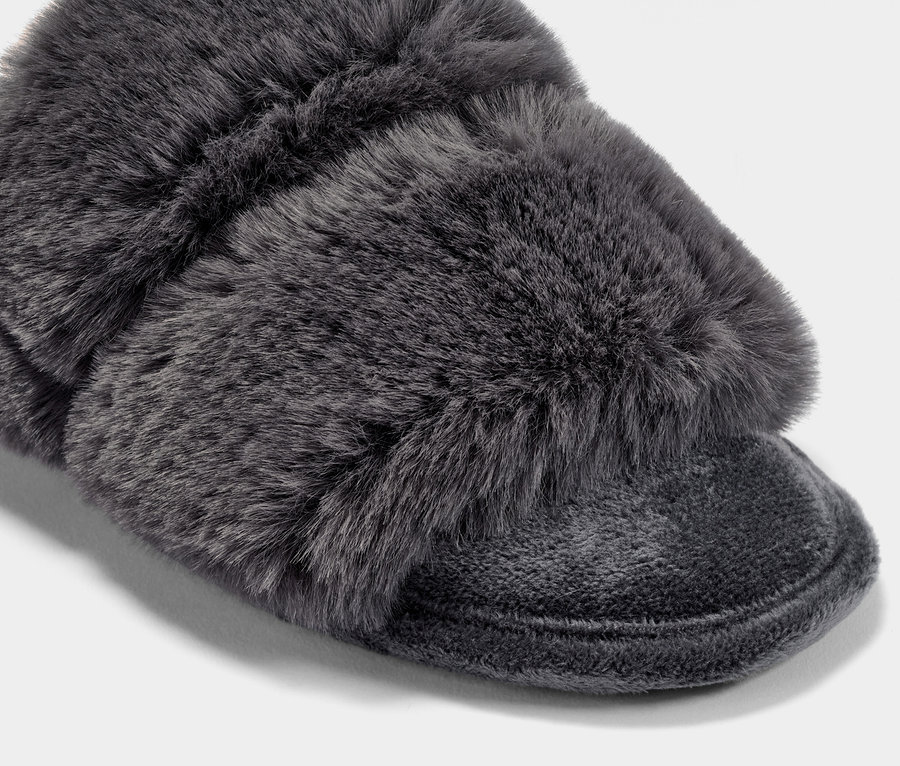 Detail plyšovej domácej šľapky.