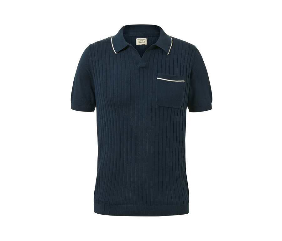 Tmavomodrá polokošeľa s krátkym rukávom a náprsným vreckom.