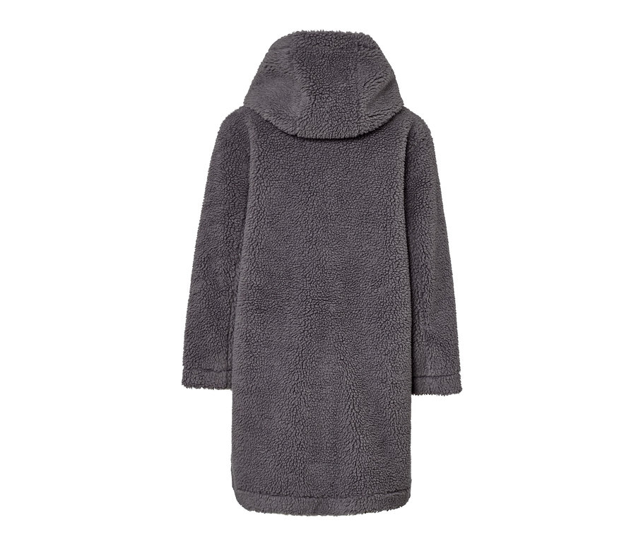 Šedý plyšový kabát s kapucňou zozadu.