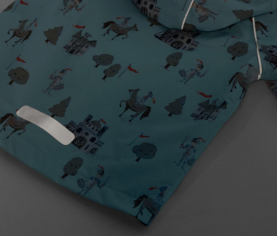 Detail detskej bundy do dažďa s motívom rytiera.