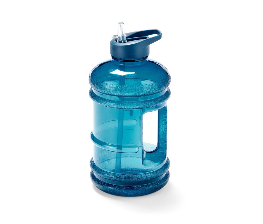 Modrá XXL fľaša na pitie so slamkou na bielom pozadí.