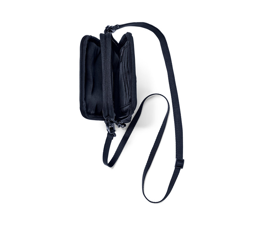 Detail dvoch čiernych tašiek na rameno s otvorenými vreckami a nastaviteľnými popruhmi.