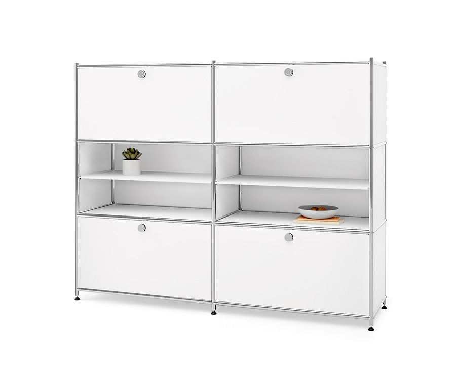 Biela kovová komoda »CN3« so 4 výklopnými priečinkami. Na policiach je rastlina a miska.