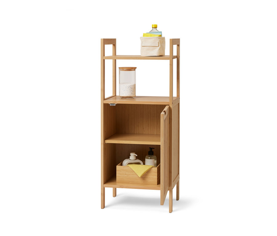 Vertikálna polica na odkladanie v škandinávskom dizajne s otvorenými policami a jednými dverami, na ktorých sú uložené nádoby a textílie.