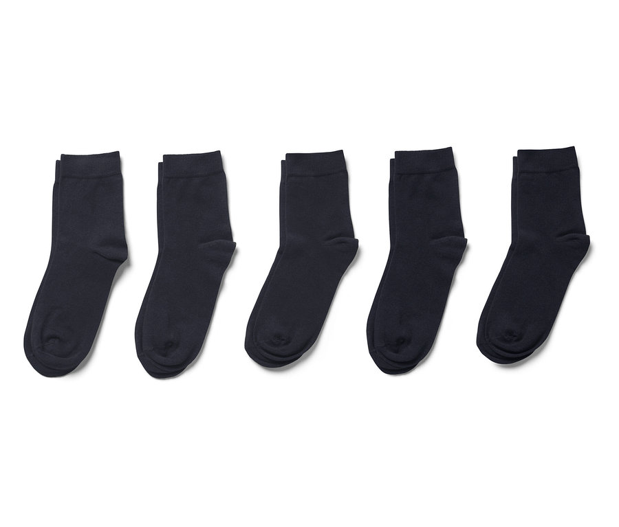 Päť párov tmavomodrých ponožiek na bielom pozadí.
