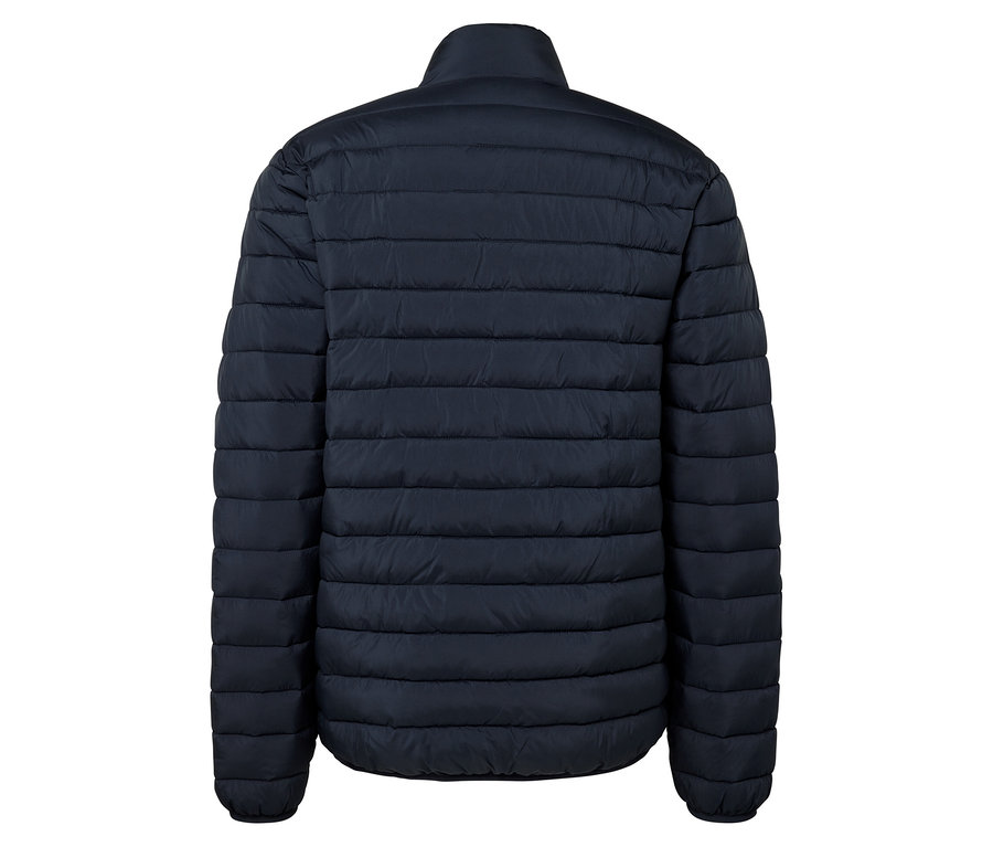 Zadný pohľad na tmavomodrú prešívanú bundu.