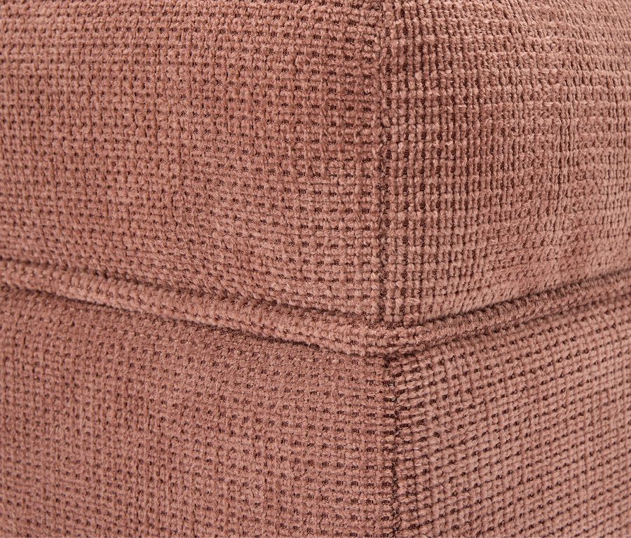 Detail rohu hnedej látkovej kocky.