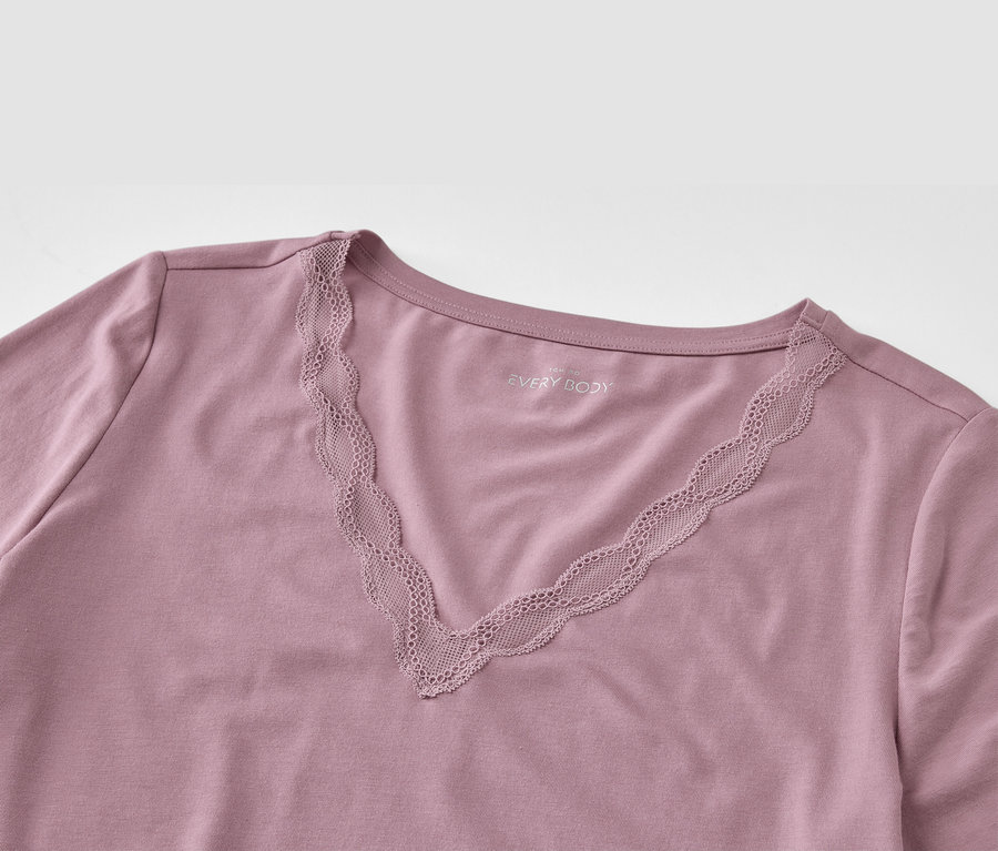 Detail fialového trička s čipkou vo výstrihu do V.