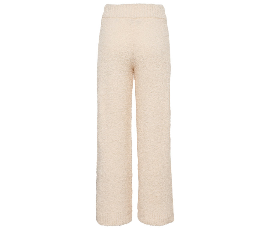 Béžové chlpaté nohavice na bielom pozadí.