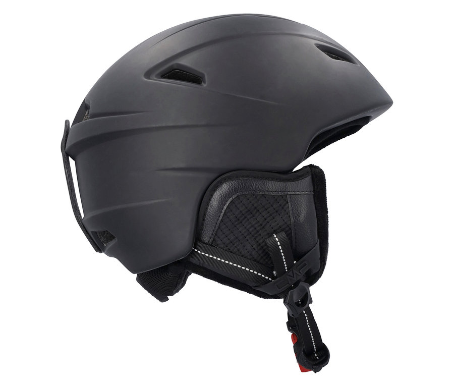 Detailný pohľad na čiernu lyžiarsku prilbu s chráničmi uší a nastaviteľným popruhom.