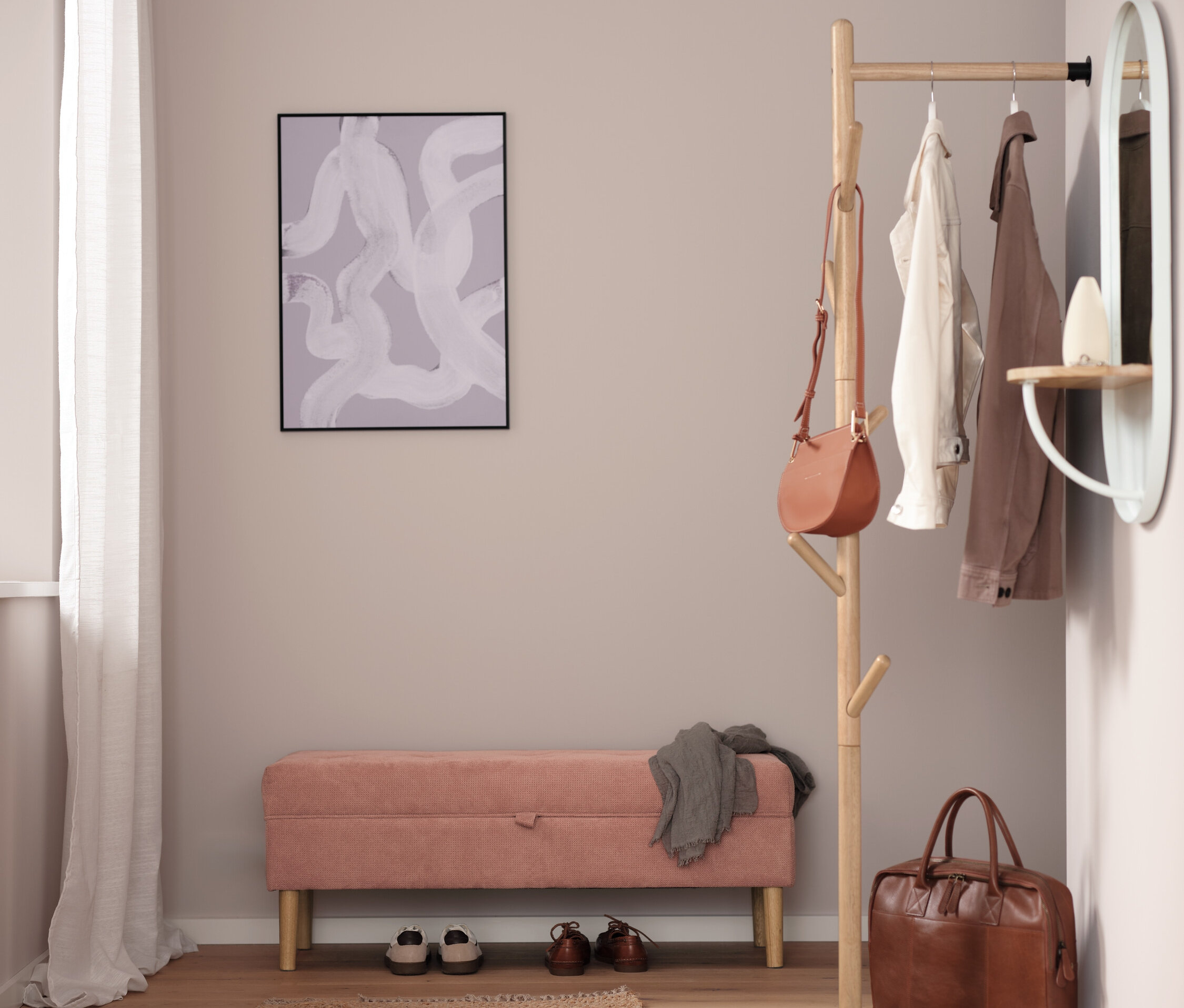 Predsieň s ružovou lavicou, topánkami, hnedým kobercom, vešiakom na kabáty, kabelkou a zrkadlom.