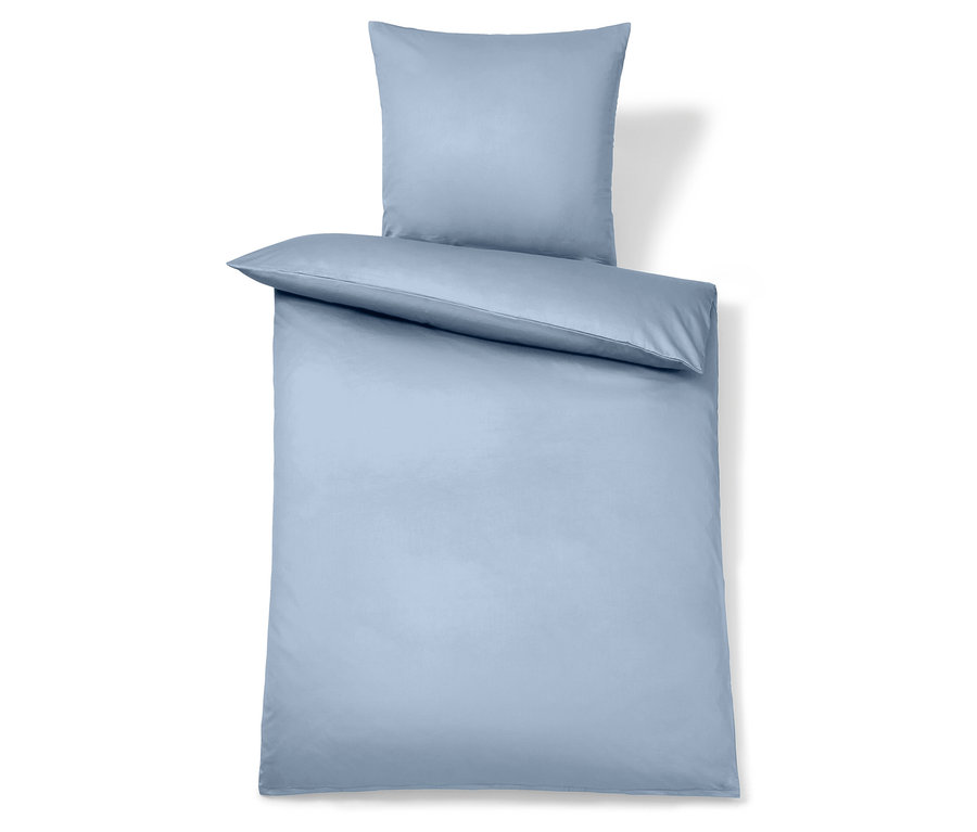 Svetlomodré obliečky na vankúš a prikrývku.