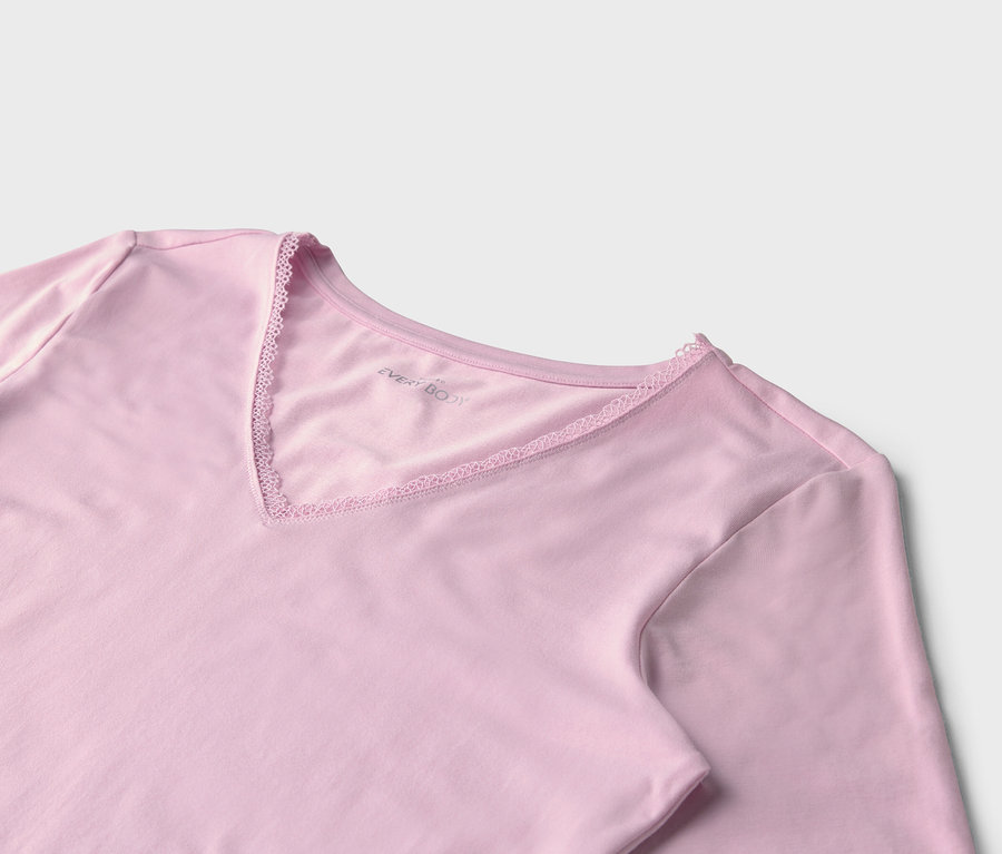 Detail svetloružového trička s dlhým rukávom a výstrihom do V lemovaným čipkou.