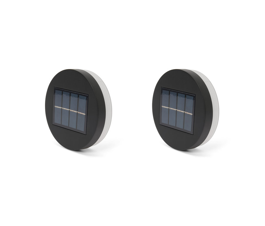 Dve solárne nástenné a stupňovité svetlá na bielom pozadí.