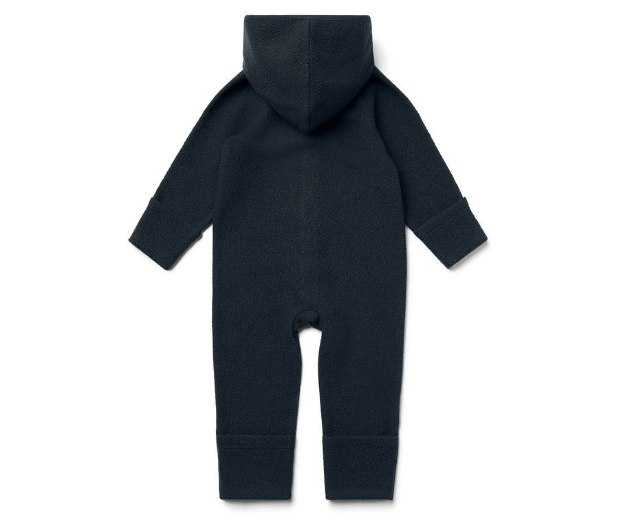 Tmavomodrá kombinéza s kapucňou leží na bielom pozadí.