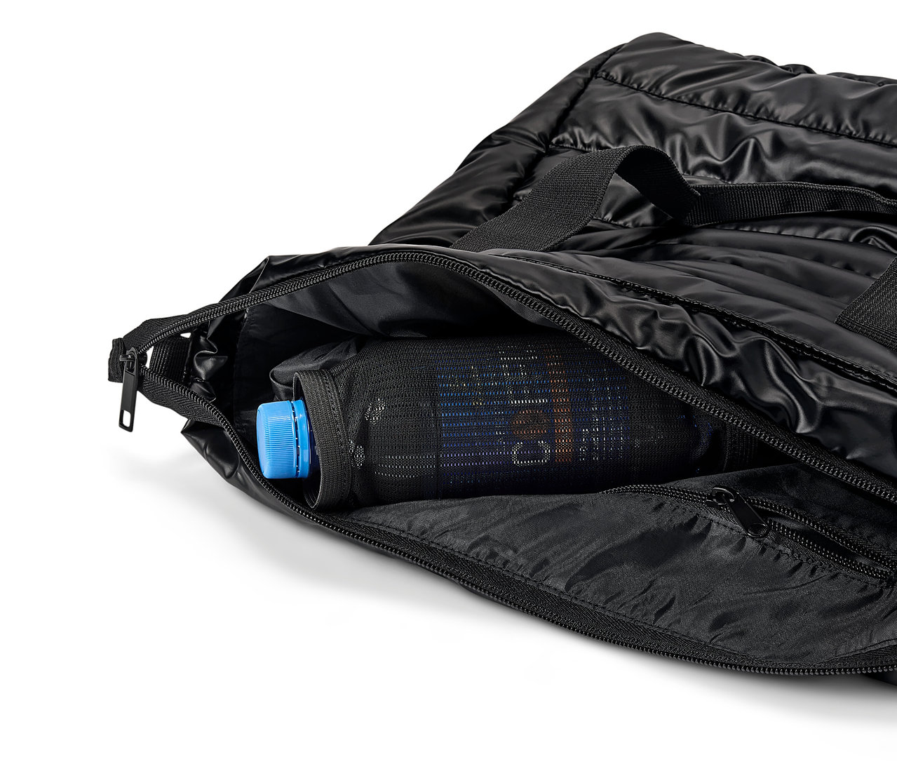 Čierna prešívaná taška s otvoreným zipsom a fľašou s modrým uzáverom vo vnútri sieťovaného vrecka.