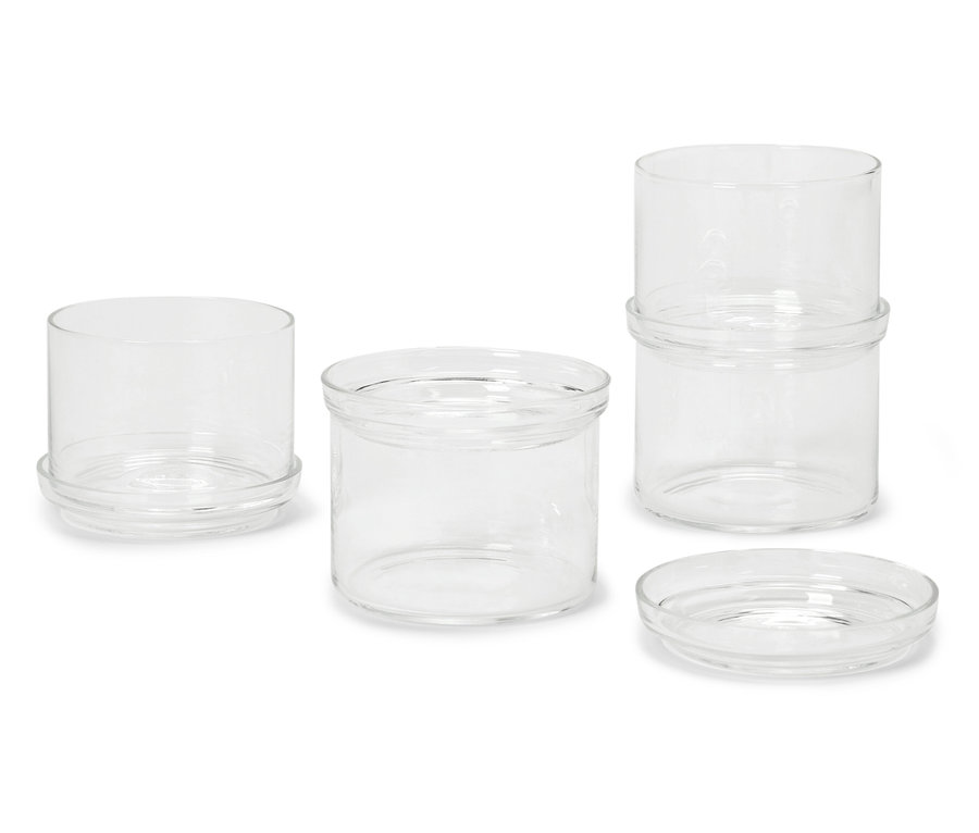 Štyri sklenené dózy rôznych veľkostí na bielom pozadí.