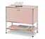 Ružová skrinka s chrómovaným rámom a béžovou dekou na spodnej polici.