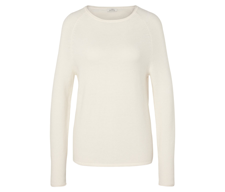 Krémovo biely sveter s dlhým rukávom.
