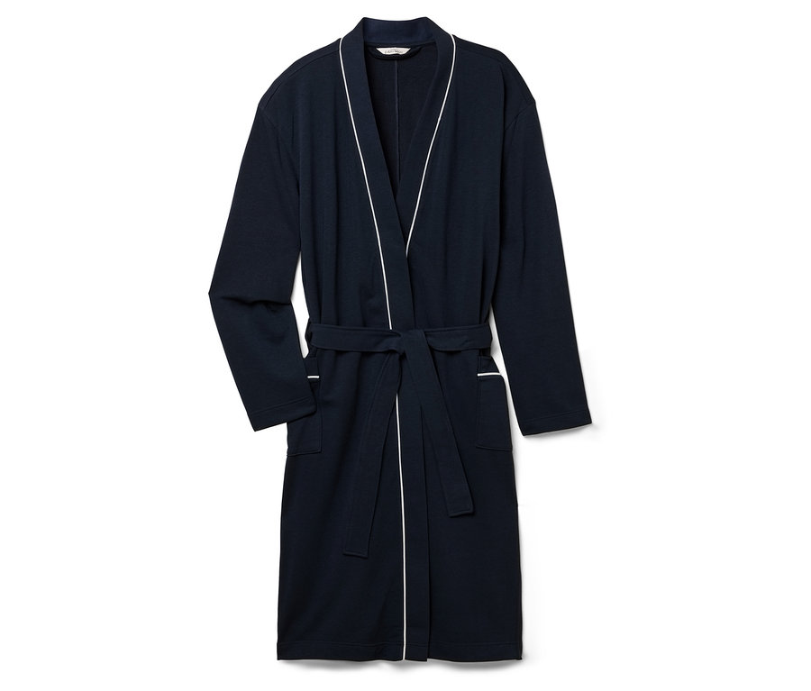 Tmavomodrý župan s bielym lemovaním a opaskom leží na bielom pozadí.