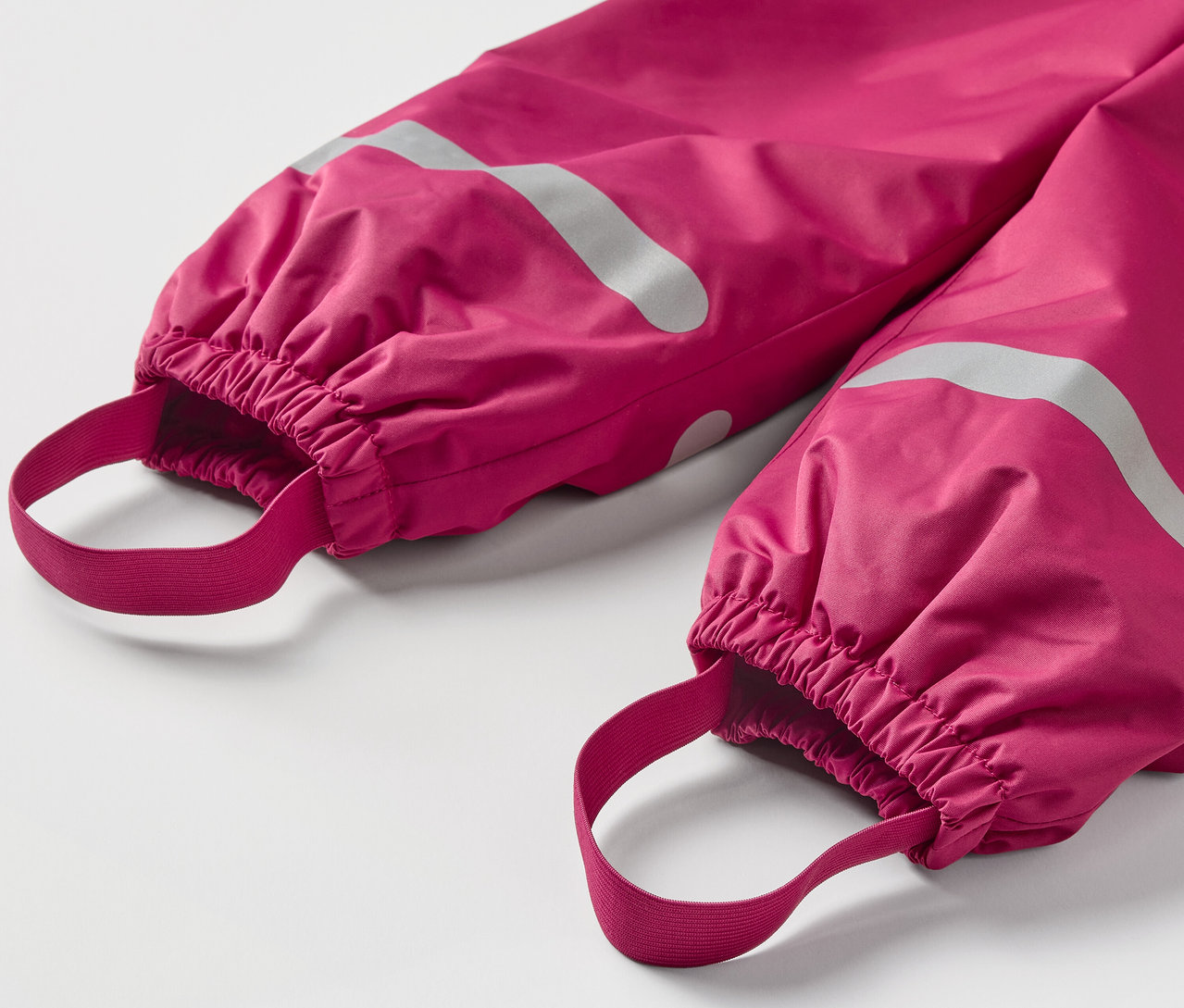 Detail detských termo nohavíc do dažďa, vínovej farby.