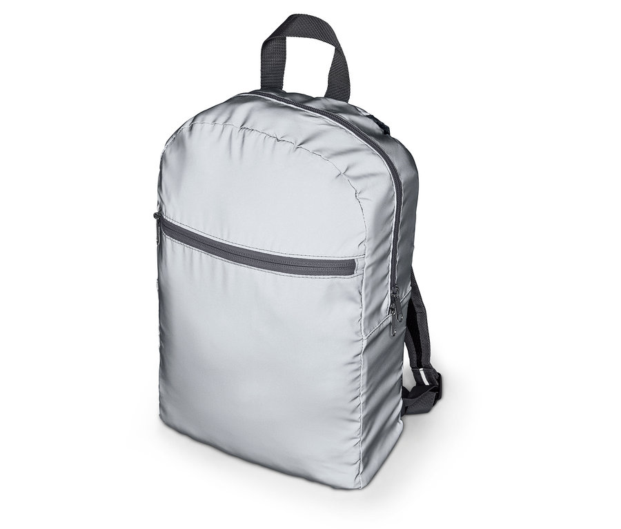 Strieborný batoh so zipsami a držadlom.