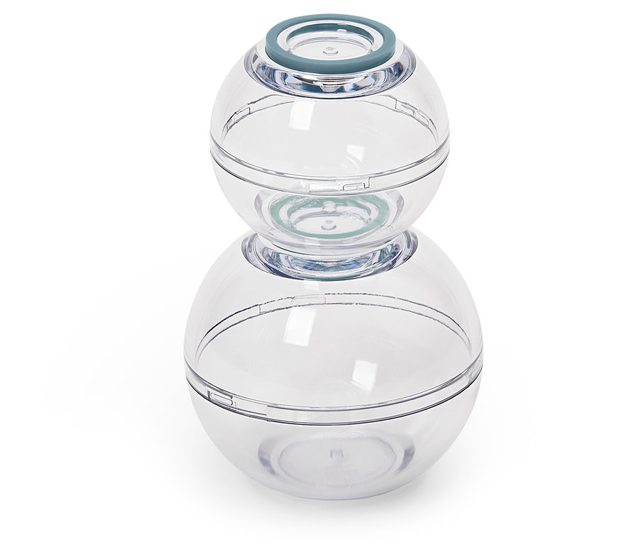 Dve priehľadné gule naskladané na sebe.