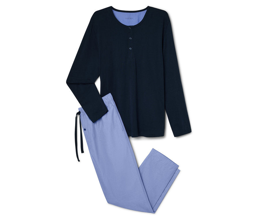 Súprava oblečenia na spanie pozostávajúca z tmavomodrého vrchného dielu s dlhým rukávom a svetlomodrých nohavíc.