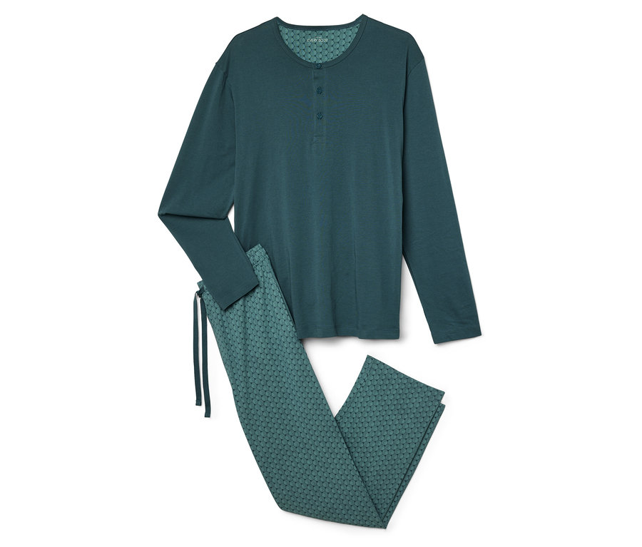 Zelené pyžamo s dlhým rukávom a vzorovanými nohavicami leží na bielom pozadí.