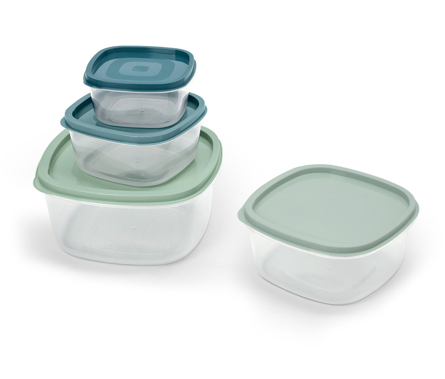 Štyri priehľadné plastové nádoby s viečkami. Tri nádoby s modrými viečkami sú naskladané na sebe a jedna nádoba so zeleným viečkom stojí vedľa.