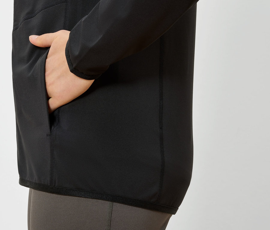 Ruka vo vrecku čiernej bundy.