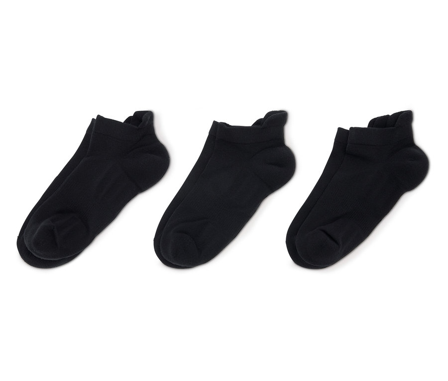 Tri páry čiernych, nízkych ponožiek na bielom pozadí.