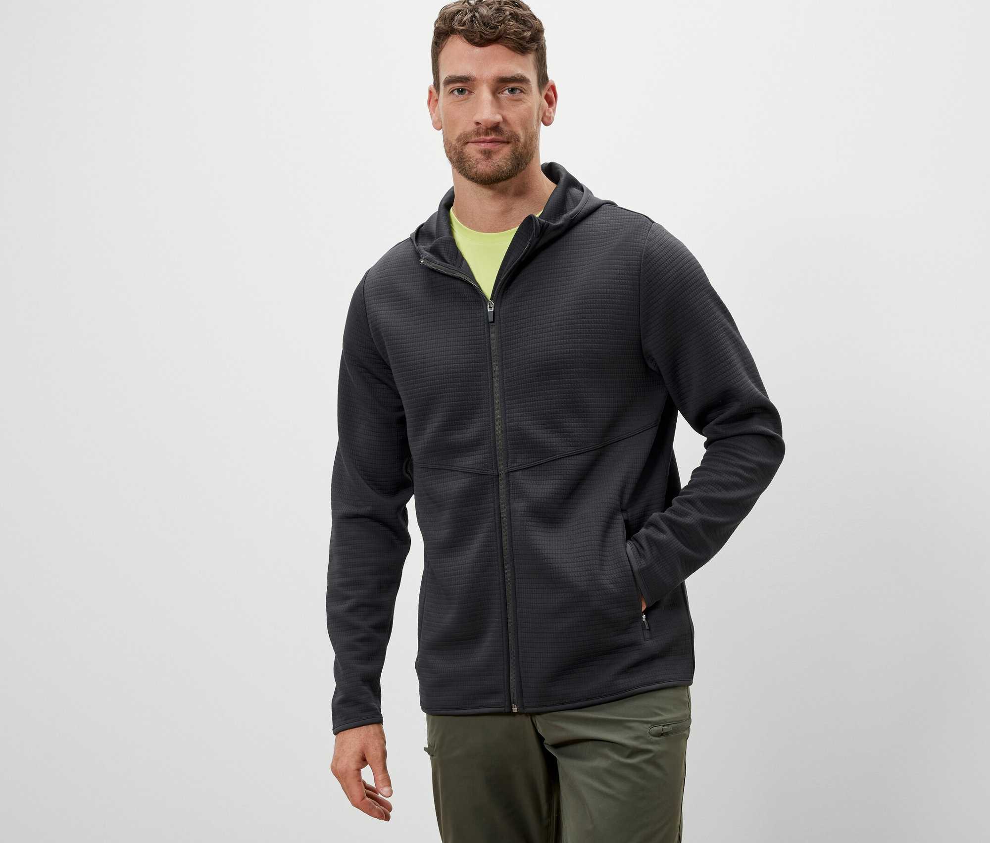 Muž má na sebe antracitovú funkčnú bundu.