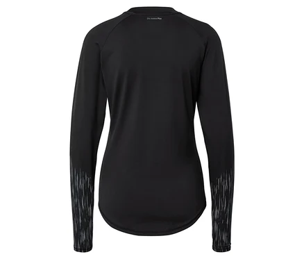 Čierne tričko s dlhým rukávom a nápisom Dry Active Plus na chrbte.