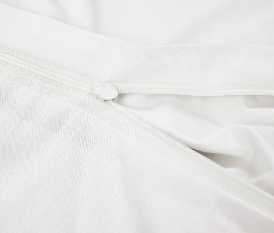 Detailný záber na biely látkový obal s bielym zipsom.