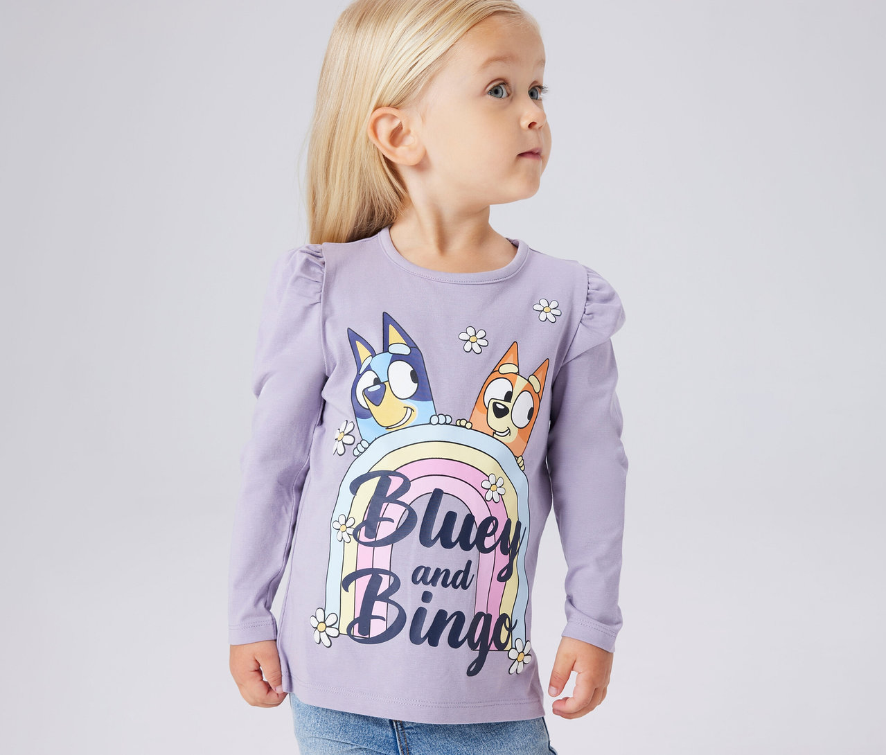 Dievča má na sebe detské tričko s dlhým rukávom NAME IT »BLUEY« s potlačou Bluey a Bingo.