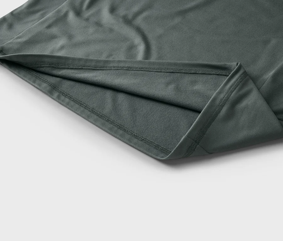 Detailný záber šedej látky s dvojitým prešívaním na leme.